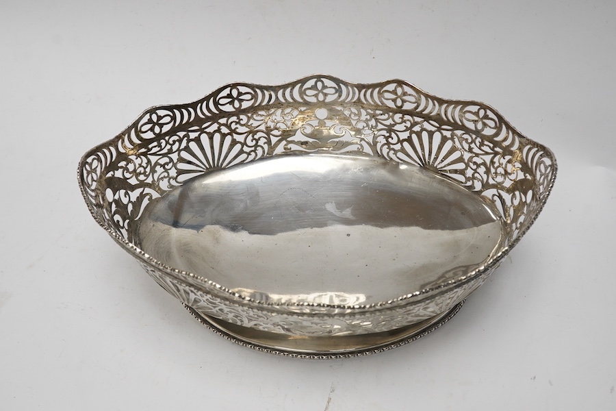 An Edwardian pierced silver oval bowl, Nathan & Hayes, Chester, 1908, 23.6cm, 11.8oz. Condition - poor to fair